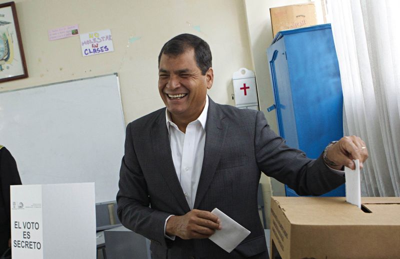 Presidente equatoriano candidato à reeleição, Rafael Correa vota em escola de Quito | Guillermo Granja/Reuters