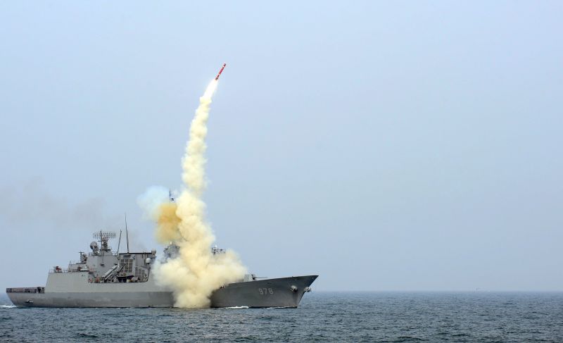 A marinha sul-coreana lança um míssil durante um treinamento em um local secreto. Seul reforçou a segurança após os testes nucleares da Coreia do Norte. A foto foi divulgada por Seul | REUTERS/South Korean Navy/Handout