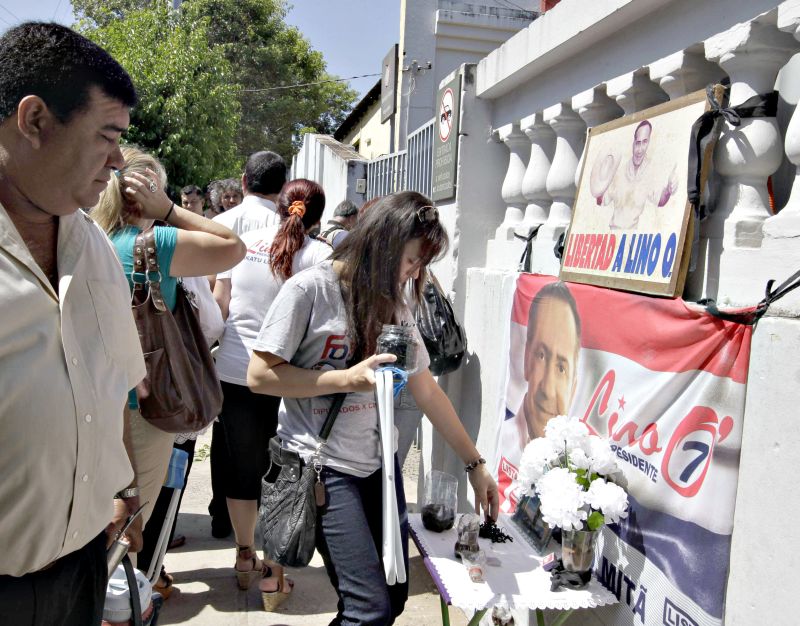 Simpatizantes de Oviedo deixam flores em sua memória | Jorge Adorno/Reuters