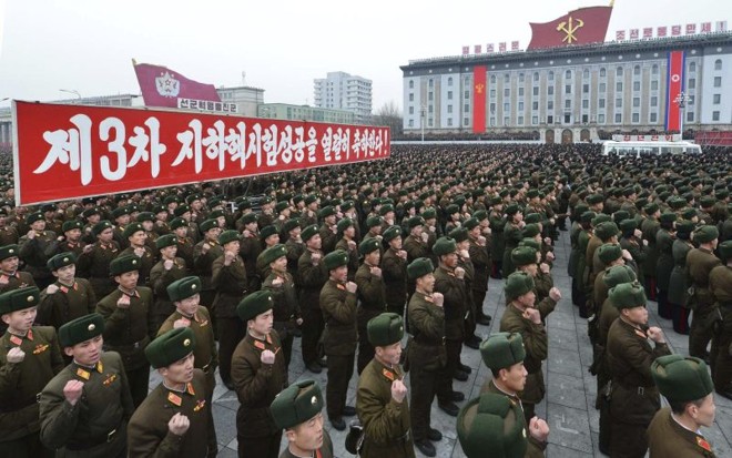 Soldados norte-coreanos celebram o terceiro teste nuclear na praça Kim Il-sung, em Pyongyang | KCNA/Reuters