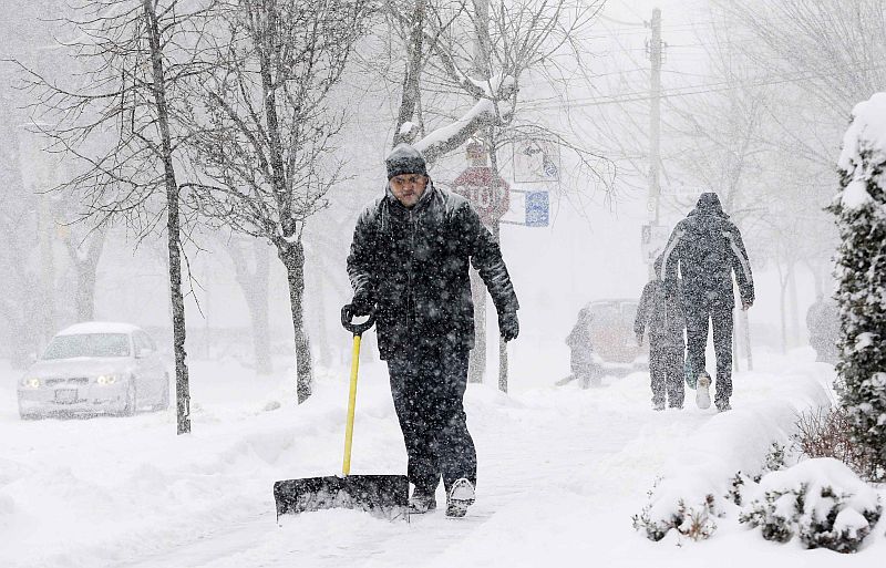 Homem retira excesso de neve em rua de Toronto, no Canadá. Tempestades afetam o país e também o nordeste dos EUA | Mark Blinch/Reuters