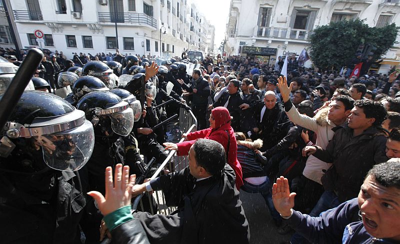Manifestantes enfrentam a polícia em Túnis: parlamento foi dissolvido para tentar evitar mais revolta nas ruas | REUTERS/Anis Mili