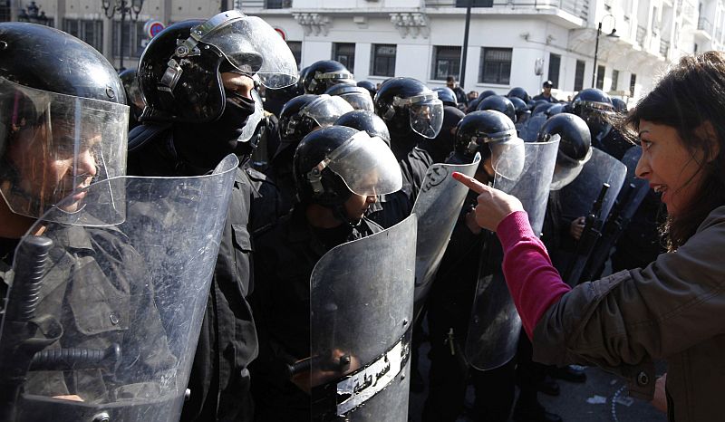 Manifestantes enfrentam a polícia nas ruas de Túnis, após reviravoltas políticas ocasionadas pela morte do líder opositor Chokri Belaid | REUTERS/Anis Mili