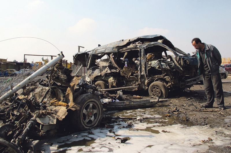 Restos de um veículo usado em atentado com bomba | Thaier Al-Sudani/Reuters