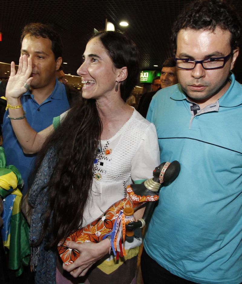 Yoani acena para o público no aeroporto de Guararapes | Helia Scheppa/Reuters