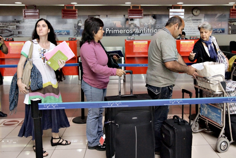 Ativista Yoani Sánchez na fila de check-in do voo para o Brasil, em Havana. Ela desembarca em Recife hoje de madrugada | Desmond Boylan/Reuters