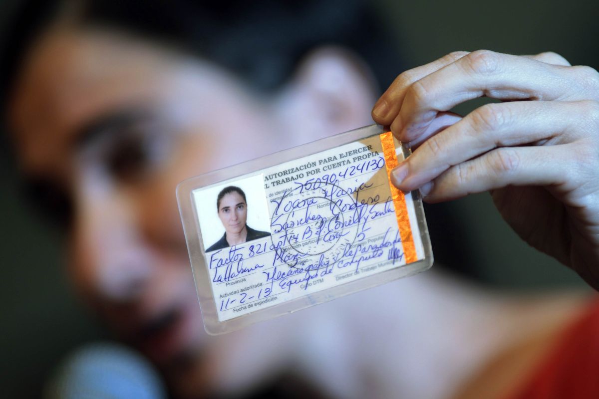 Yoani Sanchéz mostra sua licença de trabalho, emitida pelo governo cubano | Reuters/Ueslei Marcelino