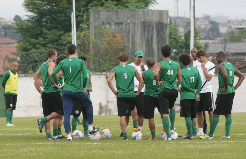 O técnico Marquinhos Santos conversa com os titulares escolhidos para a partida desta quarta em Rolândia | Aniele Nascimento / Gazeta do Povo