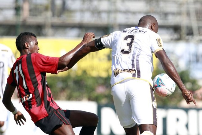 Douglas Coutinho tenta roubar a bola de Dias, do Operário |