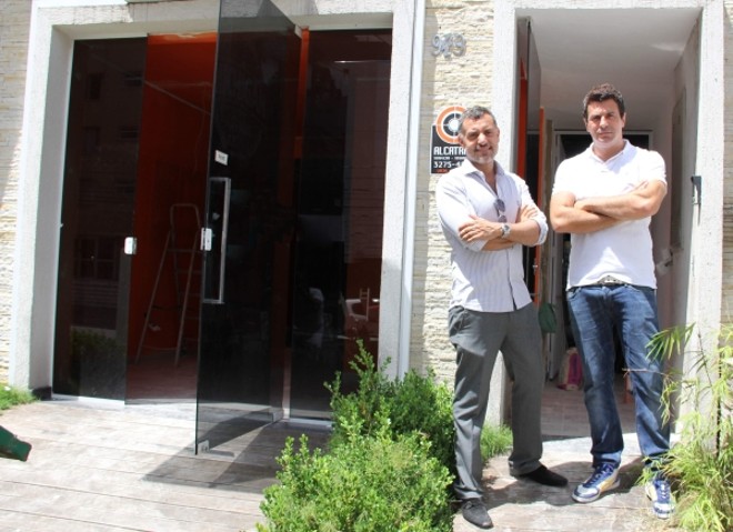 Sildemar Paulluci (à dir.) e o arquiteto Maurício Pinheiro Lima visitam o imóvel em reformas que em breve abrigará a Lucci Meeting Club, no Batel Soho |