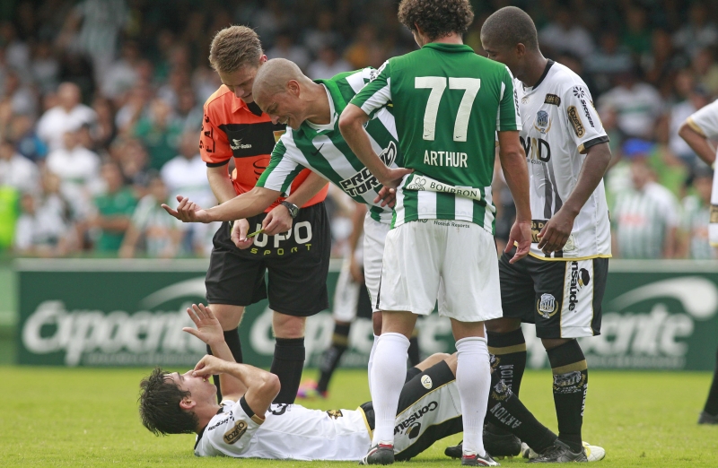 Alex pede para jogador do Operário se levantar depois de falta: Coxa prevê returno complicado | Antonio More/ Gazeta do Povo