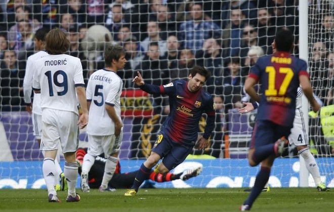 Messi comemora o gol do Barcelona e se iguala a Di Stefano como maior artilheiro do clássico espanhol com 18 gols |