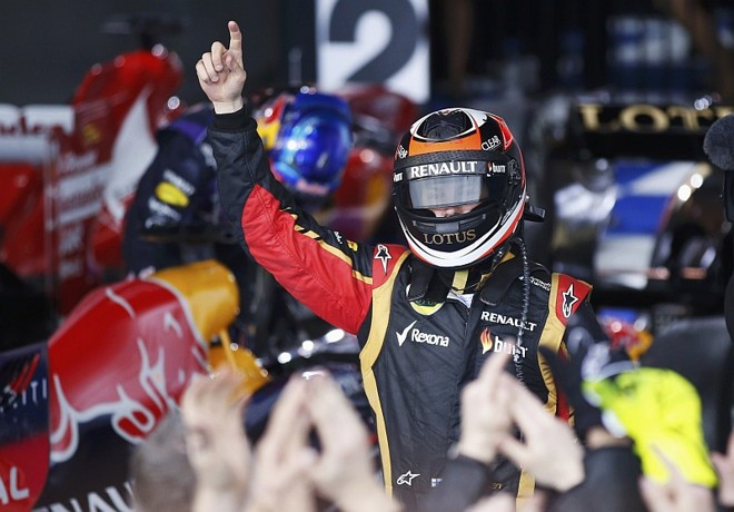 Raikkonen festeja ao lado da equipe a vitória e a saída na frente na temporada | 