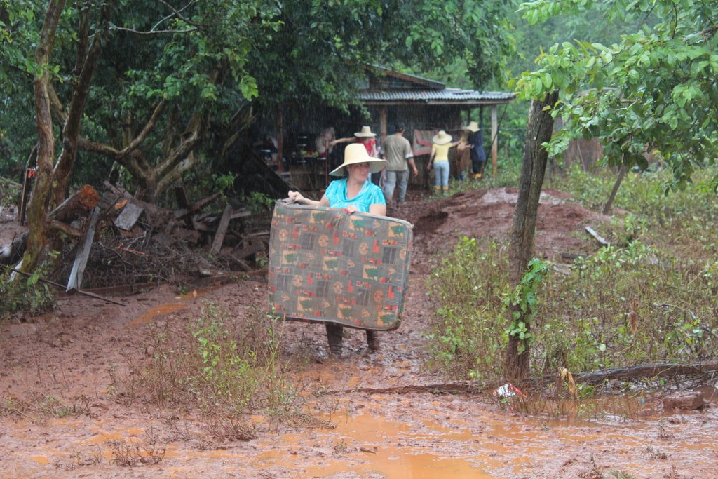 Lama invadiu as casas e estragou móveis, colchões e eletrodomésticos | Ruderson Ricardo