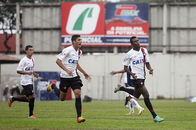 Douglas Coutinho comemora o primeiro gol do Atlético contra o Paraná | 