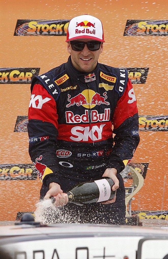 Daniel Serra faz a festa com o champagne no pódio do Autódromo de Pinhais |