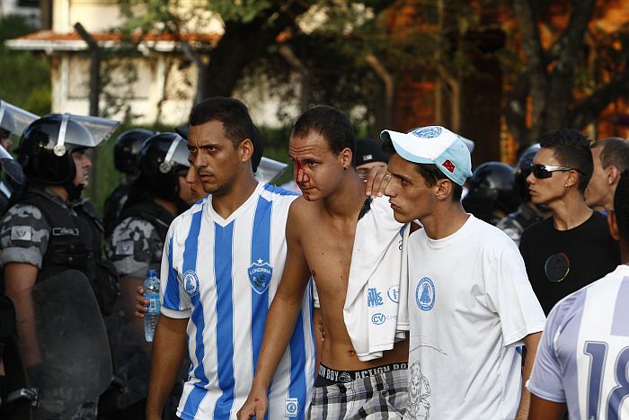 Torcedor do Londrina ferido na saída do Estádio do Café | Roberto Custódio/ Jornal de Londrina
