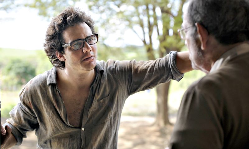 Wagner Moura vive Theo, um médico que parte em busca do filho desaparecido | Divulgação