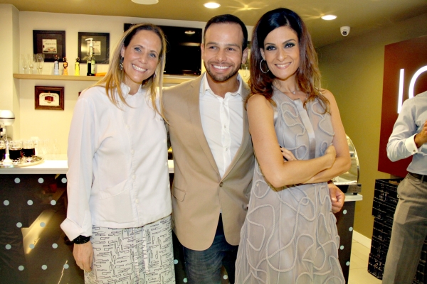 Rodrigo Marder e Claudia DAndrea (ambos à dir.), sócios da ICAB Gourmet, inaugurada nesta terça-feira em São Paulo, com a chef curitibana Daniela Prosdócimo Caldeira (cunhada de Claudia). Daniela assina o cardápio da filial paulistana da tradicional grife curitibana de chocolates. A loja fica na Vila Olímpia | Carolina Soares
