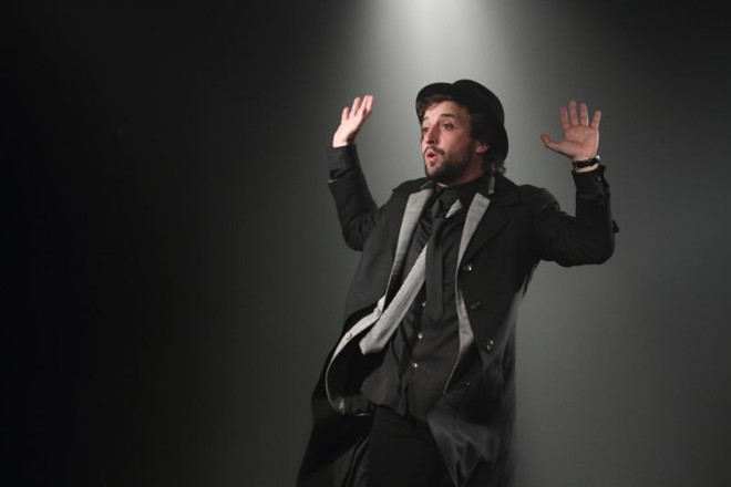 Gregório Duvivier, que celebra a migração do público da internet para o teatro |