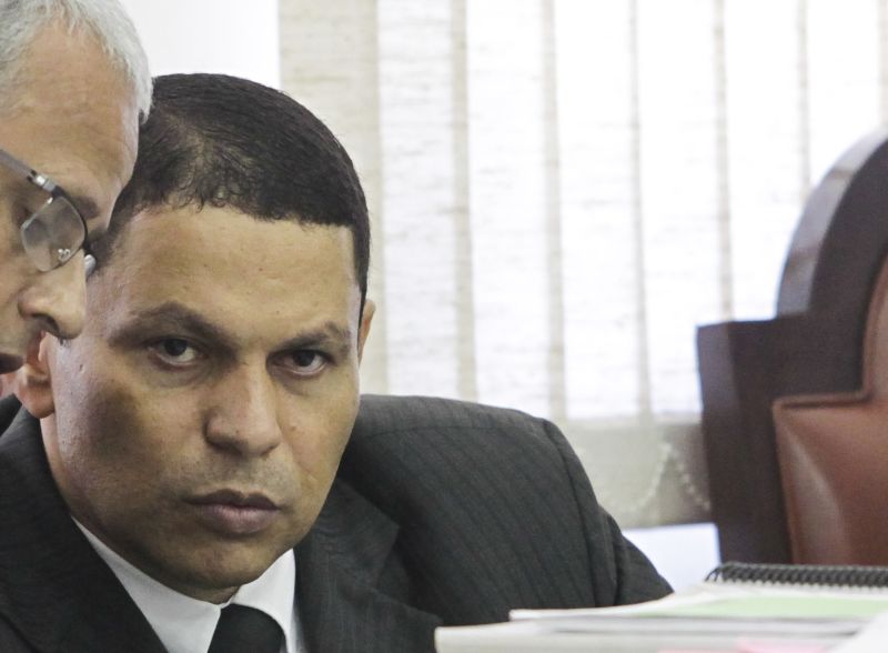 Mizael, que faz a própria defesa, fala com advogado | Fernando Donasci/Folhapress