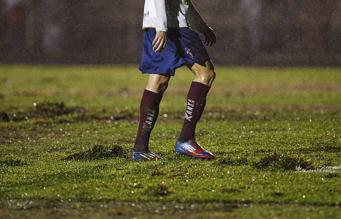 Gramado da Vila Capanema foi bastante criticado no jogo do Paraná contra o Toledo | Hugo Harada / Agência de Notícias Gazeta do Povo