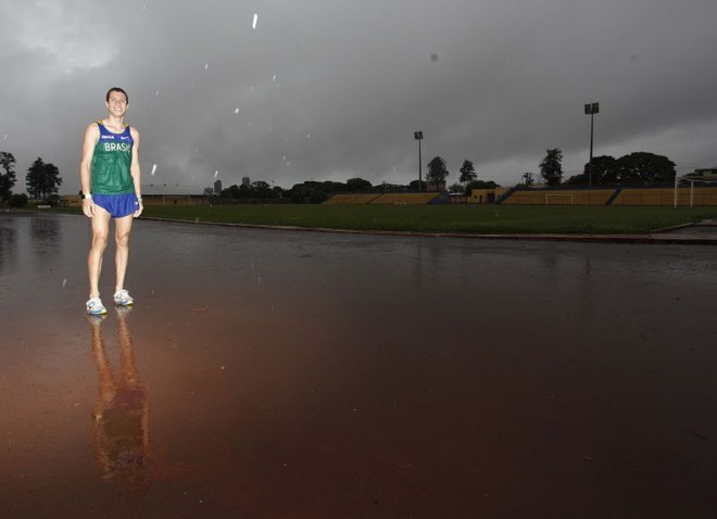 Weverton, 16 anos, campeão sul-americano de cross country (em trilhas) ignora chuva para treinar na pista da Fecam |
