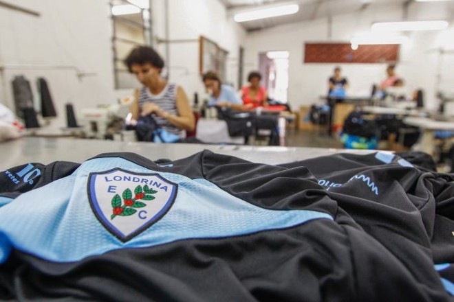 Fabricante teve de reforçar a produção de camisas do Londrina com a boa fase do time |