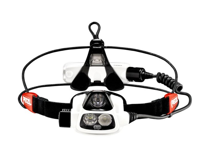 Lanterna: Mesmo o aventureiro amador precisa de uma boa lanterna a tiracolo. Uma das marcas mais famosas é a Petzl, fabricante da lanterna de cabeça Nao, que tem a vantagem de deixar as mãos livres. Difícil de ser encontrada no Brasil, ela geralmente precisa ser importada, mas a Petzl comercializa outros modelos por aqui, como a Myo XP (com preço em torno de R$ 500). Outra marca conhecida é a Black Diamonds, com modelos à venda no Brasil por até R$ 130 | 