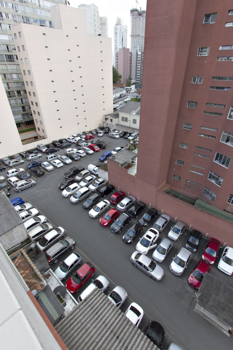 Ippuc planeja buscar meios de aproveitar melhor os espaços urbanos que hoje só guardam carros | Diego Pisante/ Gazeta do Povo