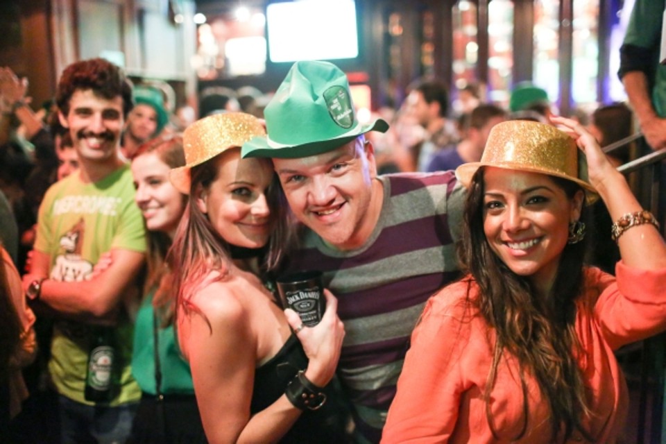 O boa-praça Zé Rodrigo, vocalista da Soulution Orchestra, conferiu o show da banda Terra Celta na quinta-feira, primeiro dia da Festa de Saint Patrick, no Sheridans Irish Pub. Zé curtiu a festa muito bem acompanhado por suas amigas Viviane Pickler (à esq.) e Patrícia Marin. A festa, em homenagem ao padroeiro da Irlanda, termina neste fim de semana | Rubens Nemitz Jr.