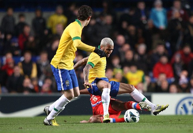 Daniel Alves sofre com a marcação da Rússia |