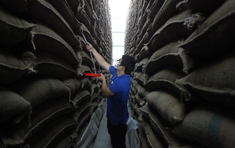 Jovens observam "Judas" com foto de Marco Feliciano | Agência Brasil/ Fábio Pozzebom/ Divulgação