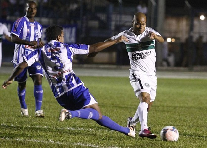 Patric tenta passar pela marcação do Nacional | 