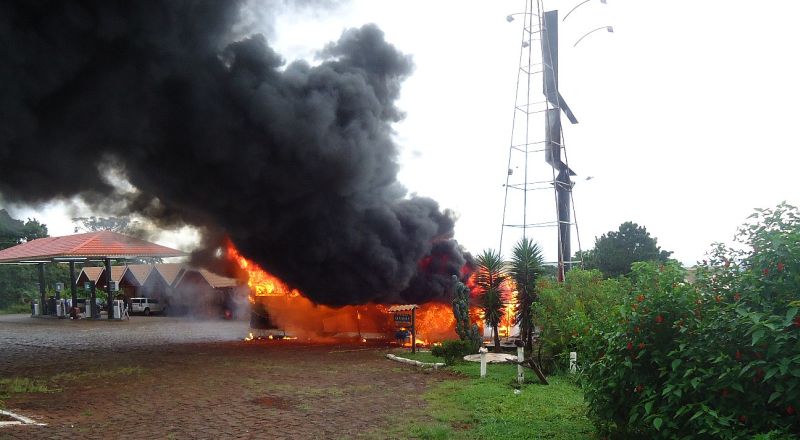 Sacoleiros atearam fogo em ônibus depois que Receita Federal flagrou grupo com mercadorias contrabandeadas do Paraguai | Receita Federal / Divulgação