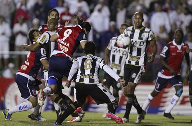 JJ Morales tenta gol de cabeça contra o Operário | 