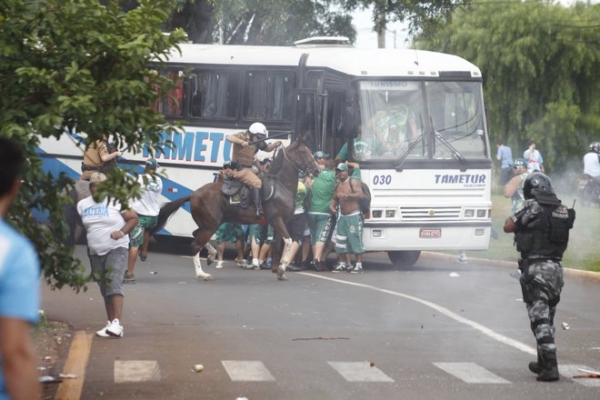 Polícia Militar teve de intervir na confusão entre as torcidas do Londrina e Coritiba |