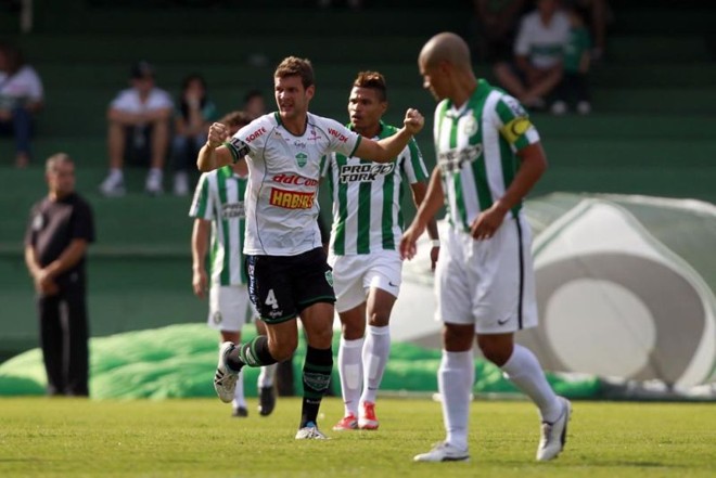 Zagueiro Marcelo comemora o primeiro gol do Arapongas, marcado por Éder |