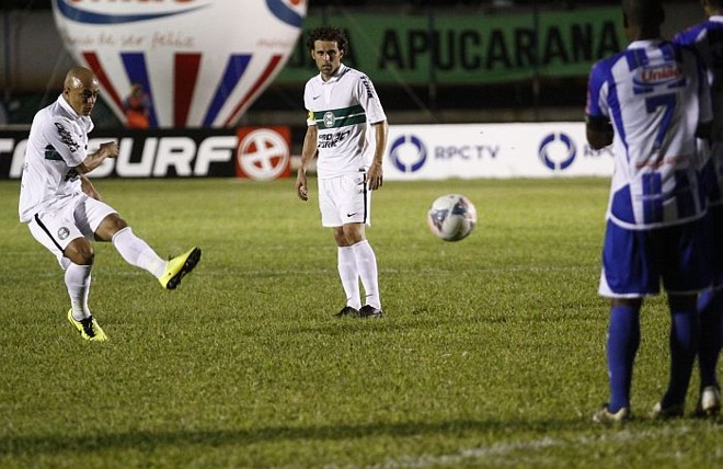 Julio César cobra falta contra o Nacional | 