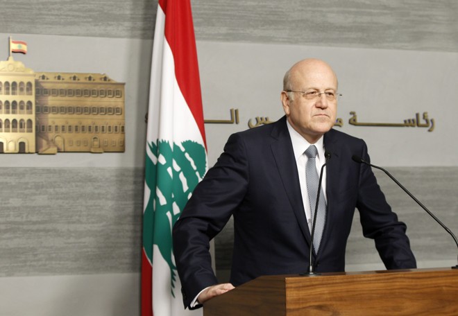 Najib Mikati renunciou nesta sexta-feira, diante da sede do Conselho de Ministros | REUTERS/Mohamed Azakir