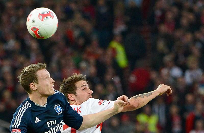 Martin Harnik (à direita), jogador do Stuttgart disputa bola com Marcell Jansen, do Hamburgo | EFE/EPA/MARIJAN MURAT