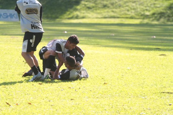 Fabinho e Jácio trocam socos e são separados por colegas | Thiago Terada