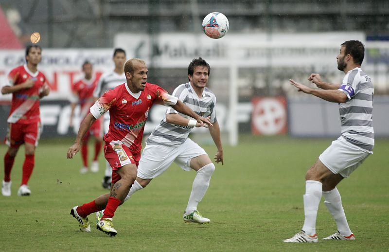 J. Malucelli e Paranavaí jogaram debaixo de chuva neste sábado no Ecoestádio | Marco Lima / Gazeta do Povo