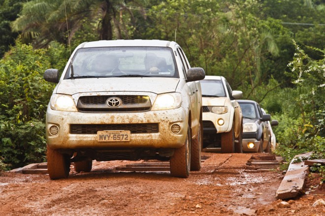 Comboio de mais de 40 atravessa ponte entre Baixa Grande do Ribeiro e Serra do Quilombo, no Piauí. |