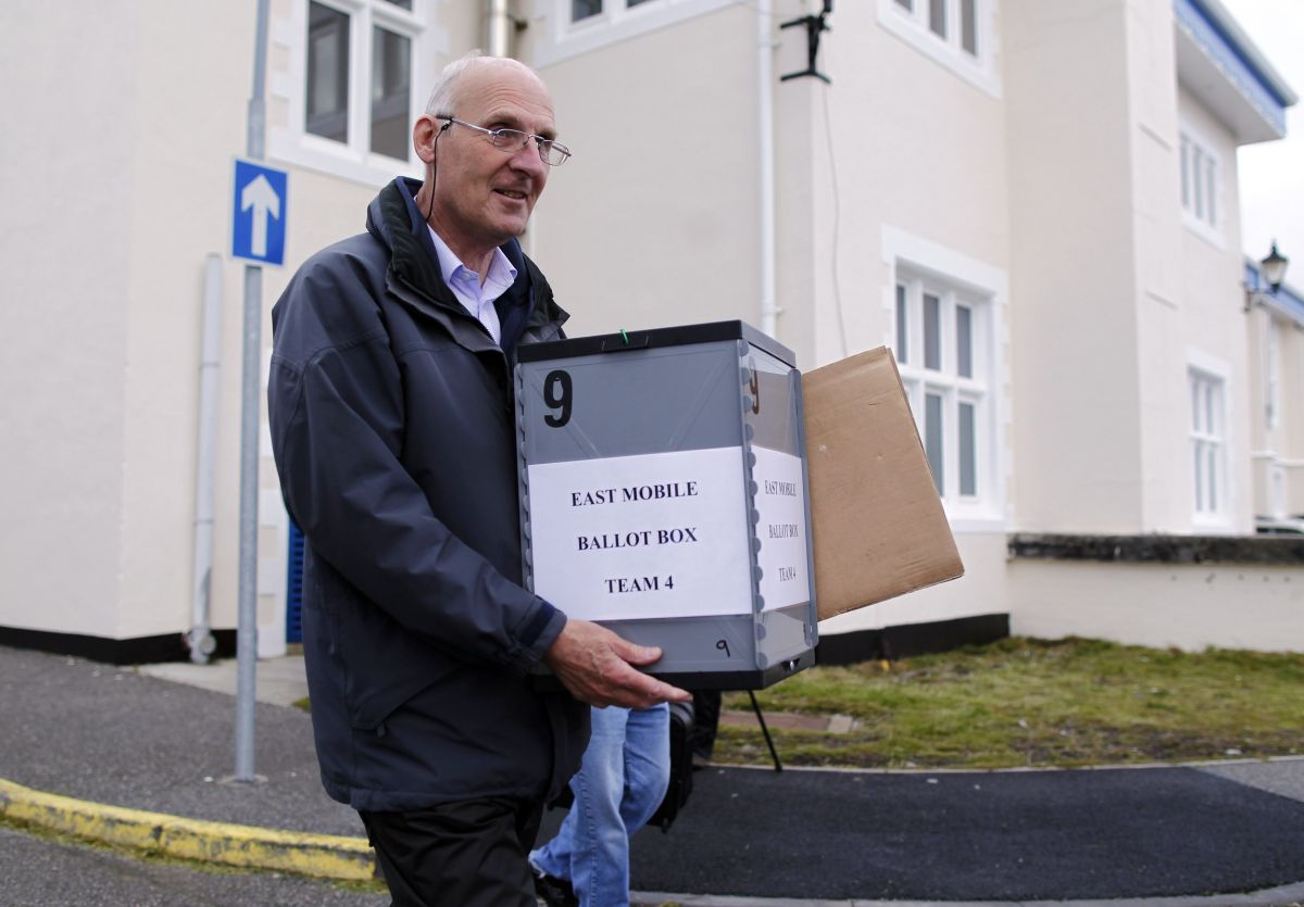 As urnas, instalados nas quatro localidades mais destacadas das duas ilhas principais, estarão até segunda-feira | REUTERS/Alessandro Bianchi