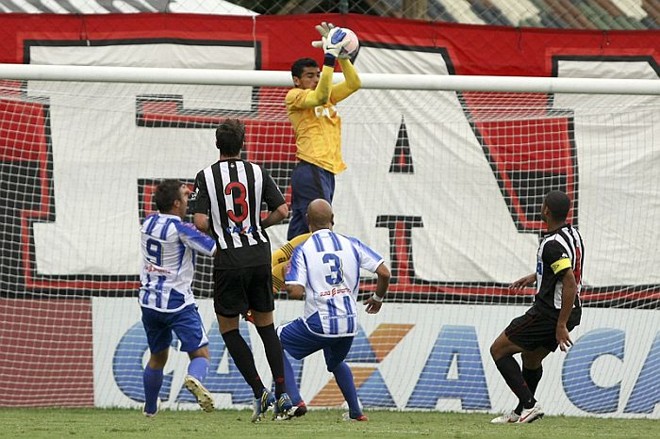 Goleiro Santos fica com a bola no cruzamento do Nacional |
