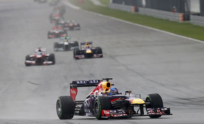 Vettel lidera o grupo da ponta ao fim da primeira volta | 