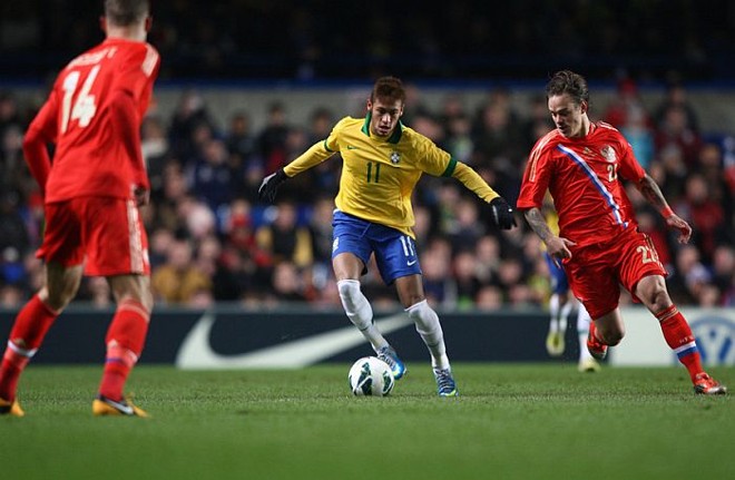 Neymar conduz a bola no amistoso com a Rússia |