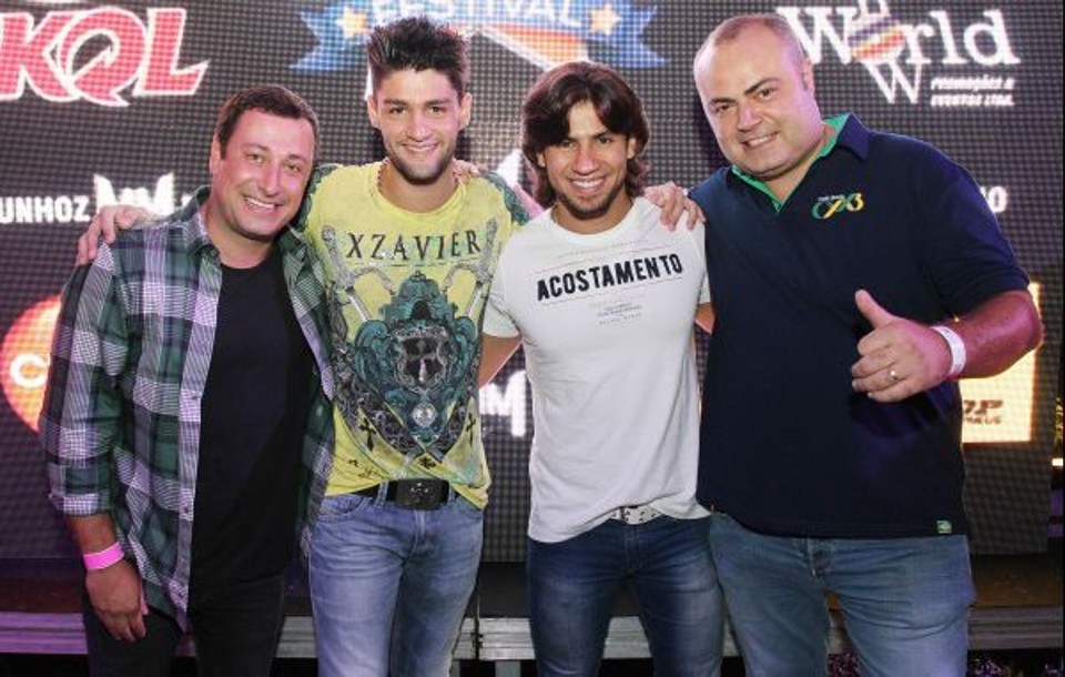 A dupla Munhoz & Mariano, da conhecida música do Camaro Amarelo, na foto entre os organizadores do Country Festival e sócios do Grupo CWB Brasil, Edo Krause e João Guilherme Leprevost, após o show da noite de sábado | Valterci Santos