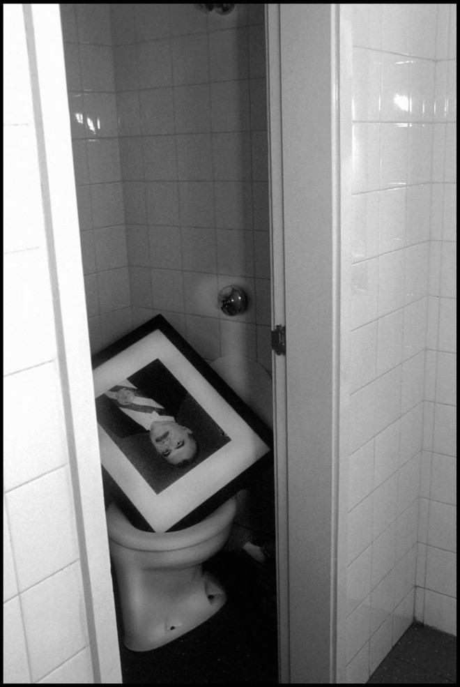 Foto de José Sarney no banheiro. |